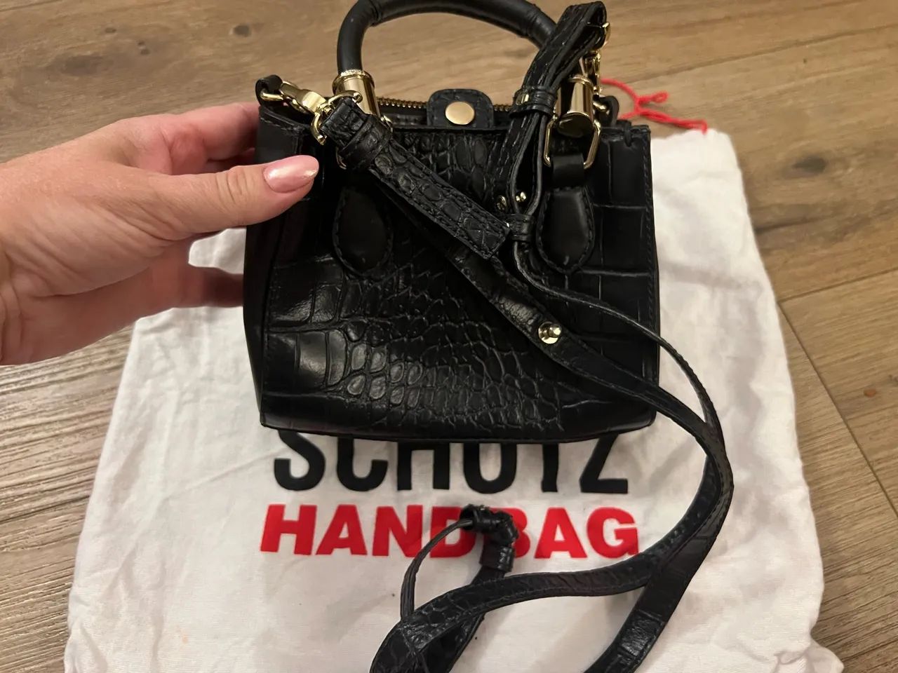 Mini Bolsa Schutz Couro Legítimo Croco Preta - Impecável - Foto 2
