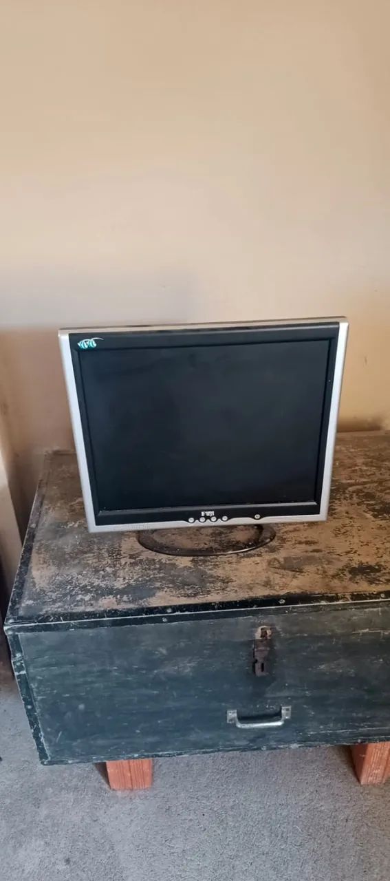 Lote de 4 Monitores para Peças / Sucata / Sem Teste
