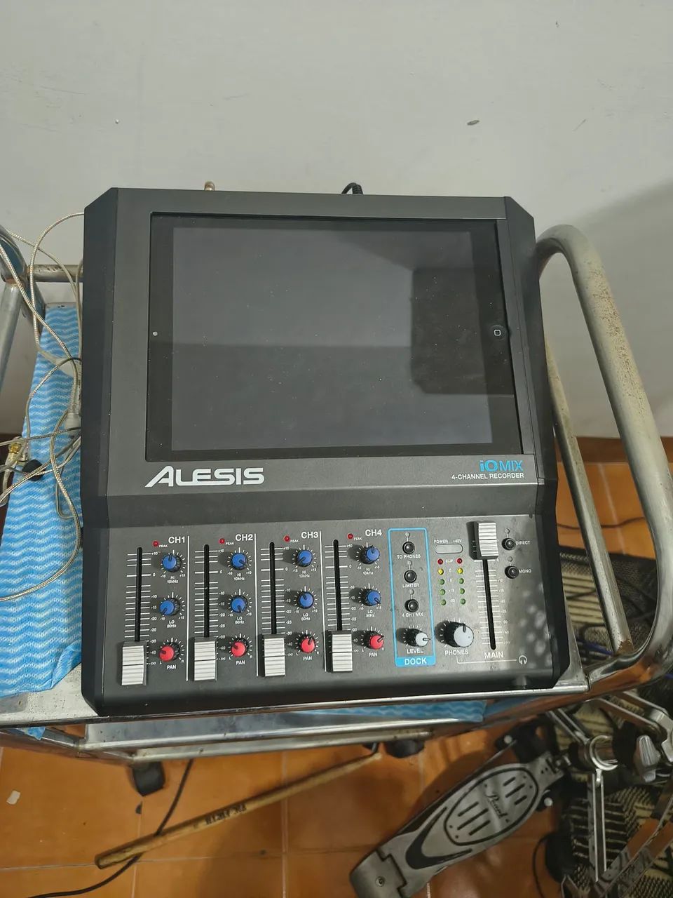 Mesa Alesis IO MIX Na caixa