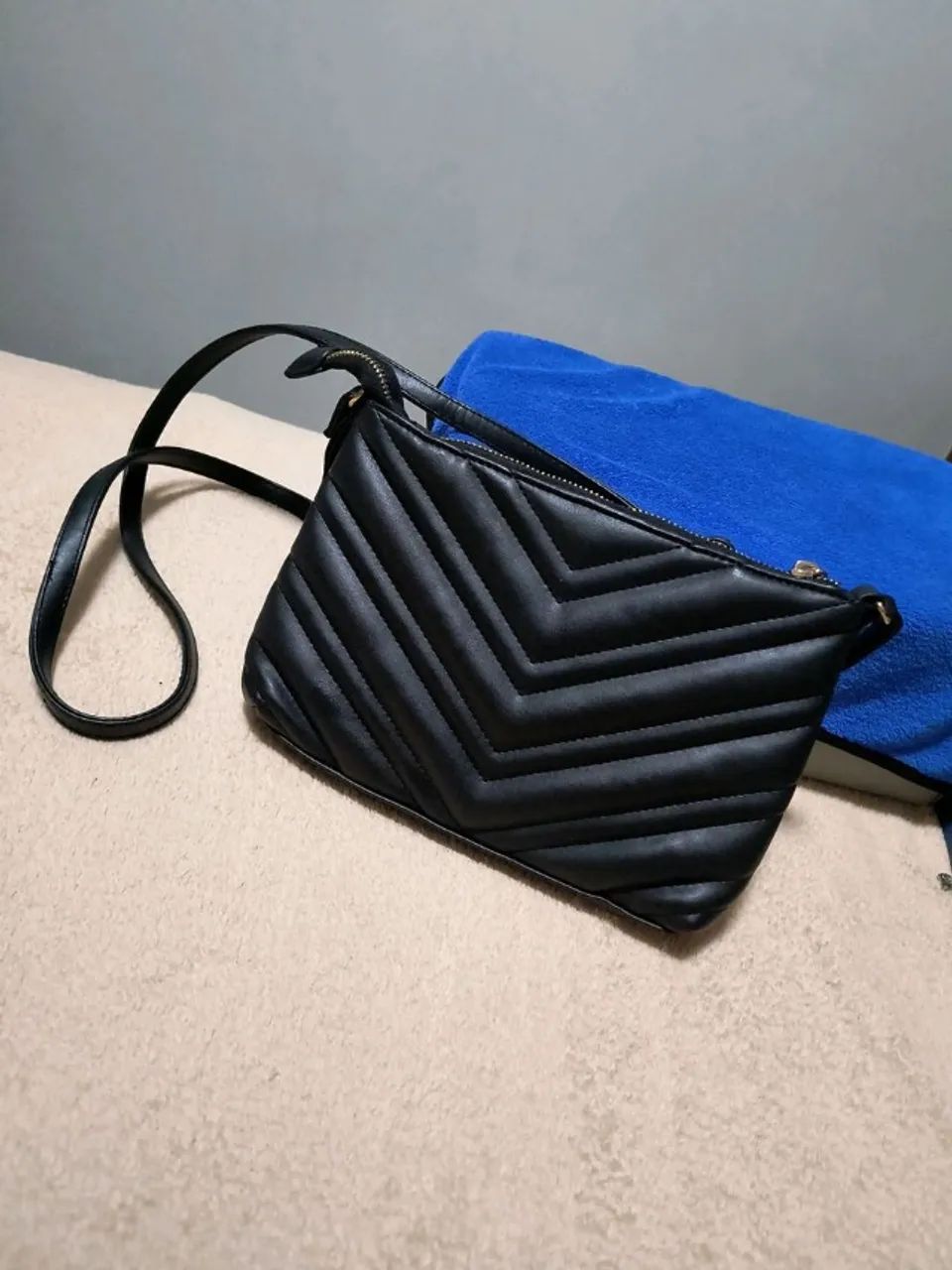 bolsa transversal preta acolchoada