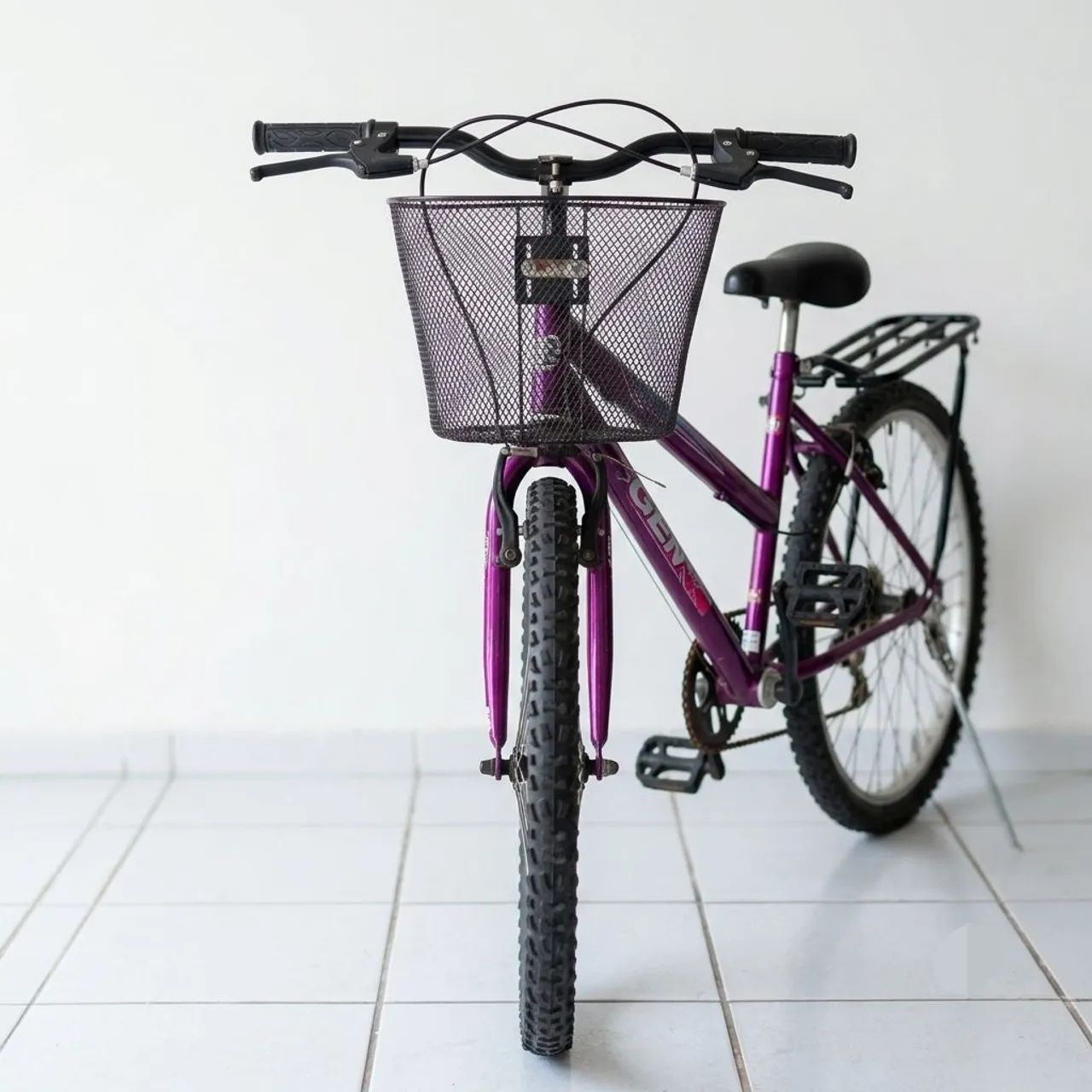 Bicicleta Aro 26 Feminina Roxa com Cesta e Bagageiro - Foto 2
