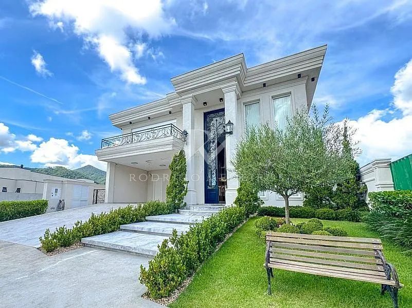 Casa mobiliada com piscina, espaço gourmet e 4 quartos em Camboriú.