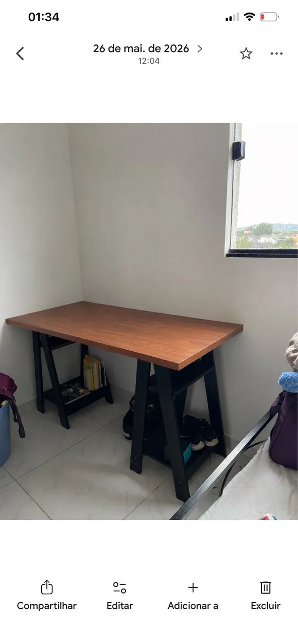 Mesa, cama e colchão 