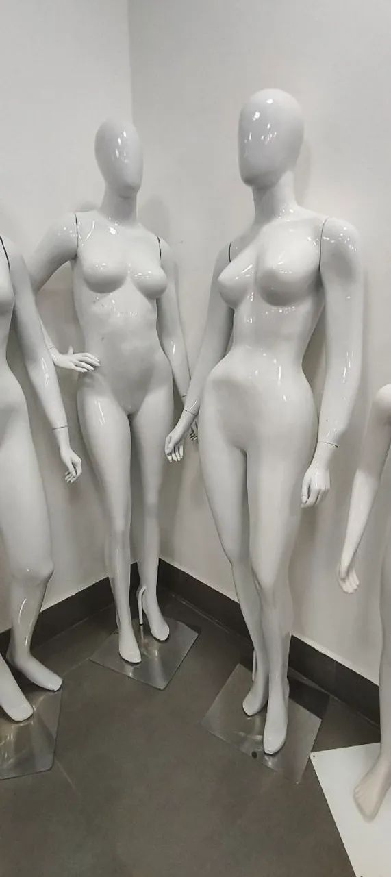 4 MANEQUINS DE FIBRA FEMININO  - Foto 5