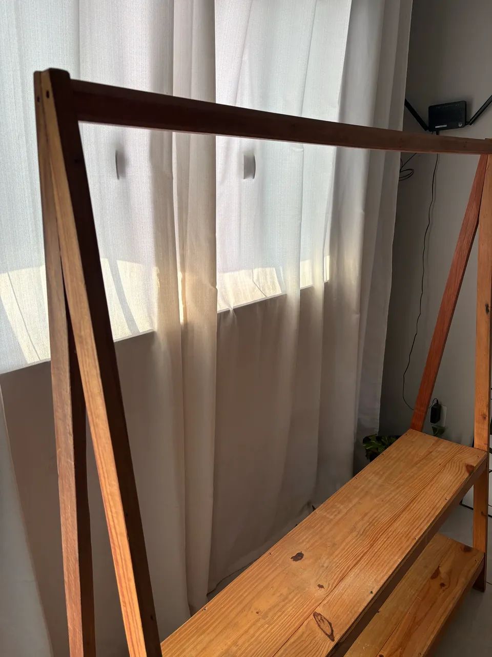 Arara de madeira de roupas - Foto 2