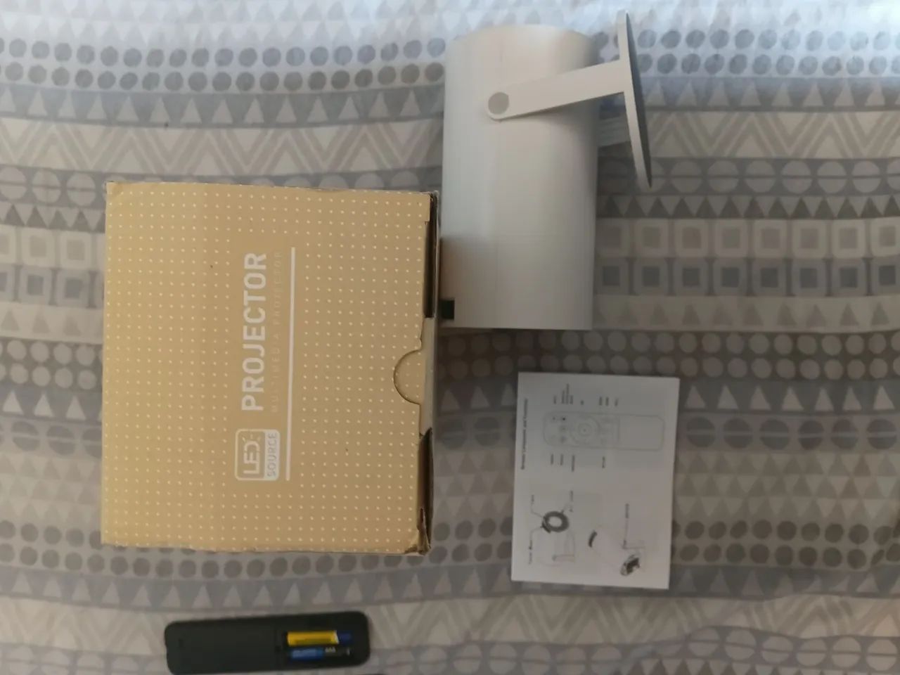 Projetor HY300 (sistema android) com todos acessórios e caixa - Foto 2