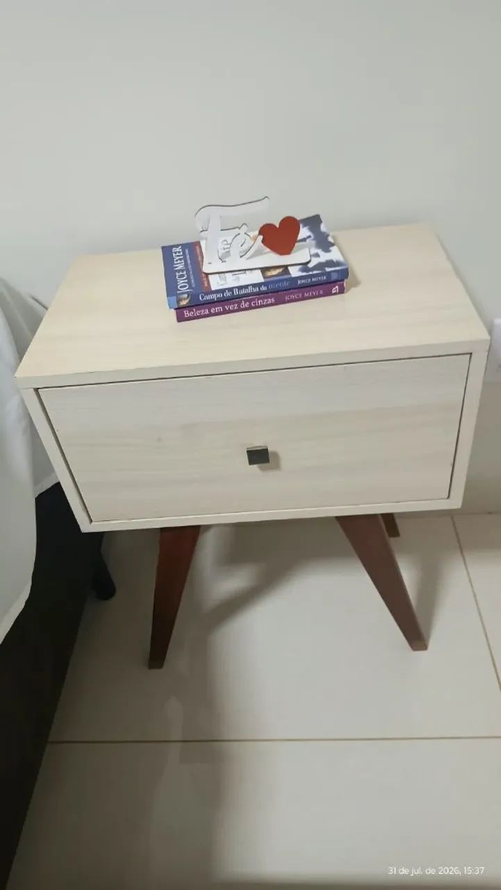 Mesa de cabeceira retrô