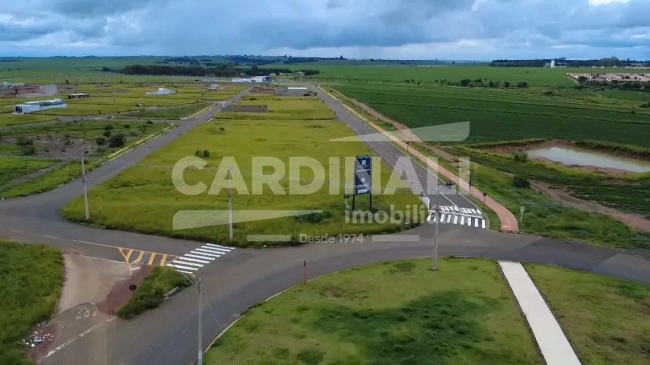 Bairro novo, área comercial próximo ao Campus II da USP.