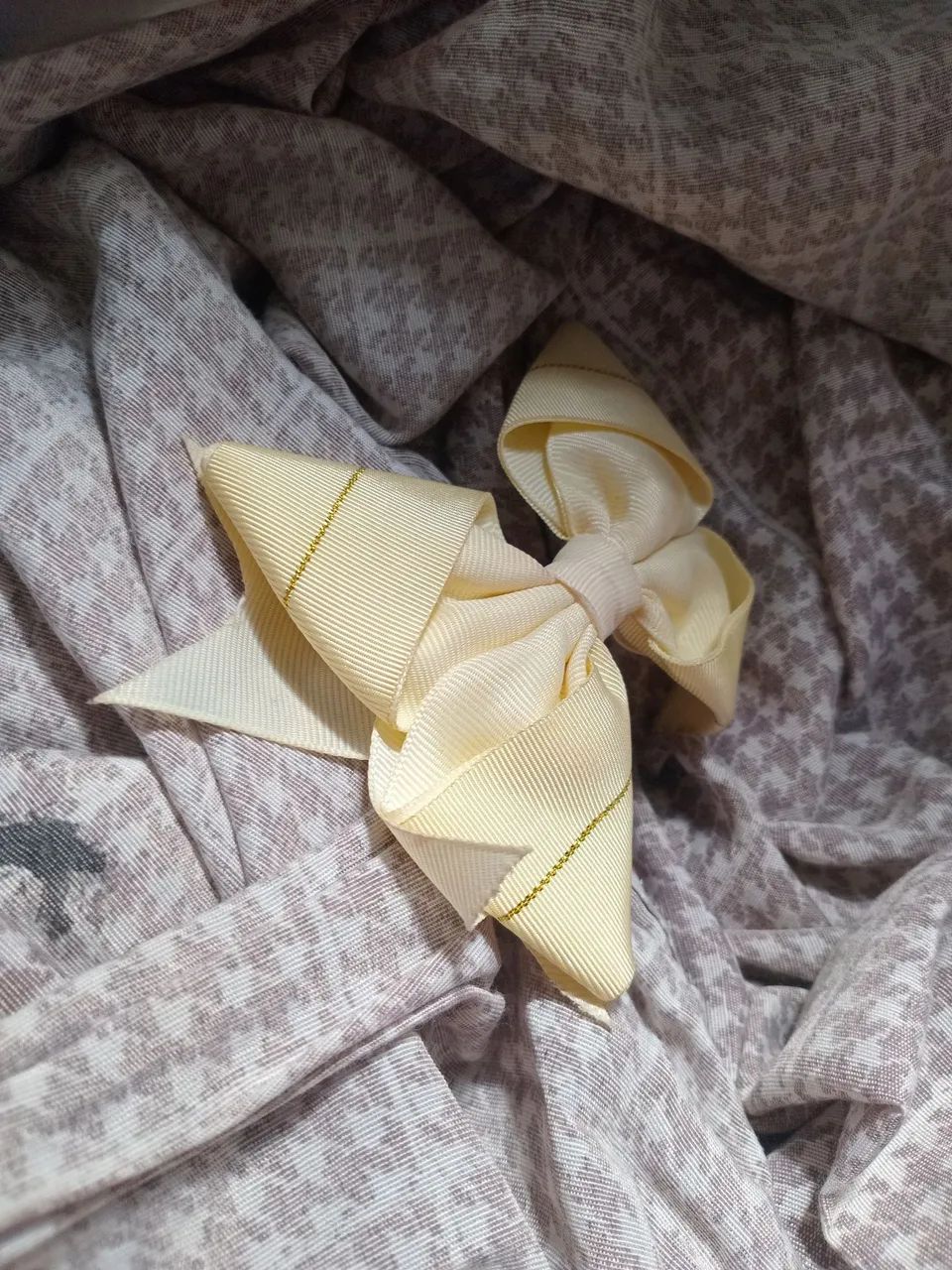 Laço Elegante Bege/ Dourado - Perfeito Estado - Foto 3