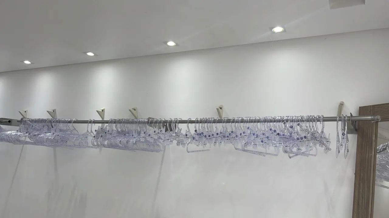 Oportunidade!! Material para loja roupas, cabides, araras! - Foto 3