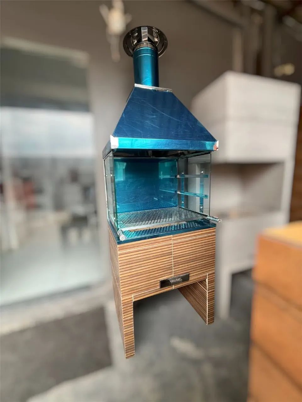 Churrasqueira pré moldada com vidro Temperado e coifa inox  - Foto 2