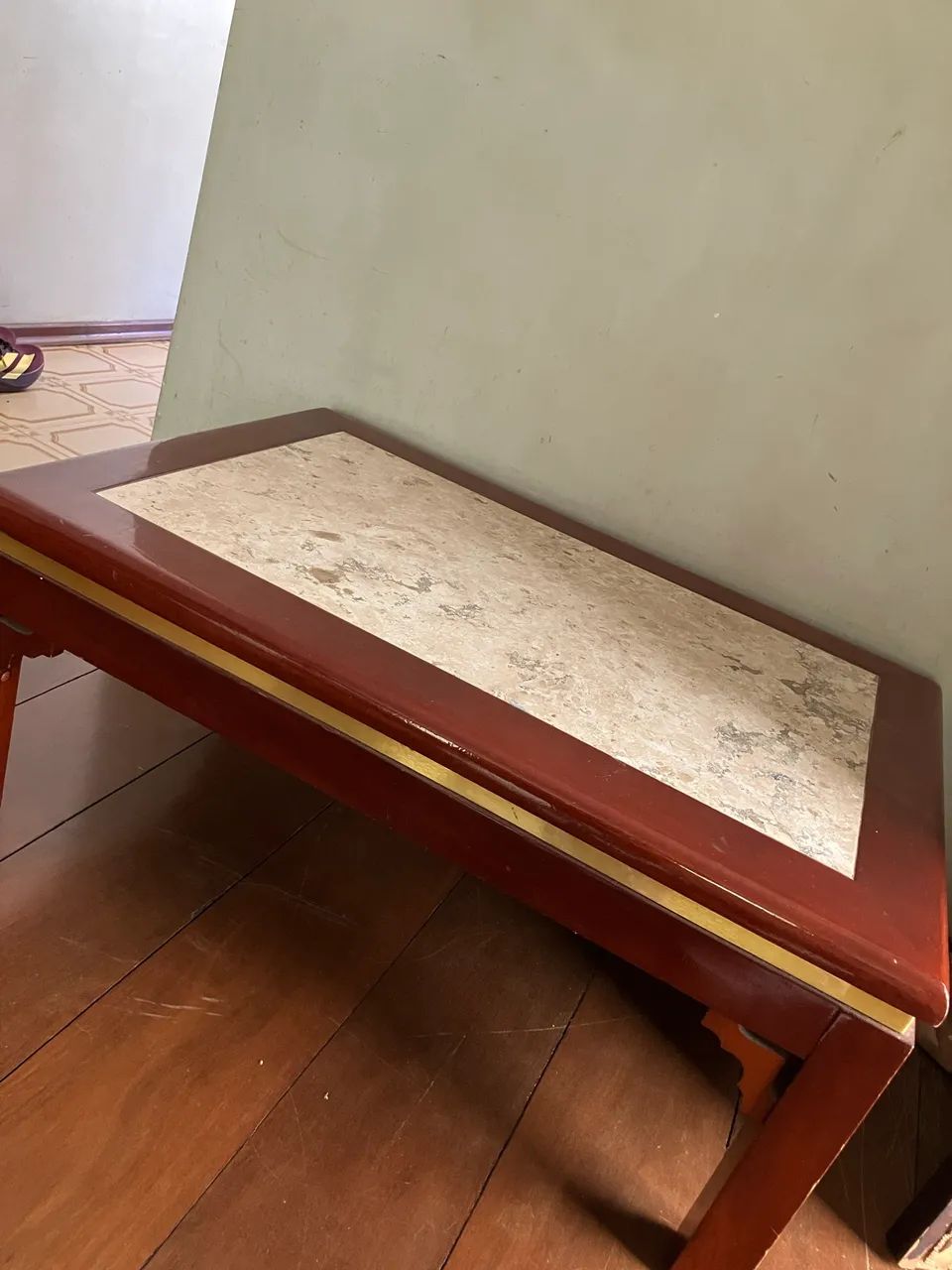 Mesa de centro em madeira maciça com tampo de pedra - Foto 3