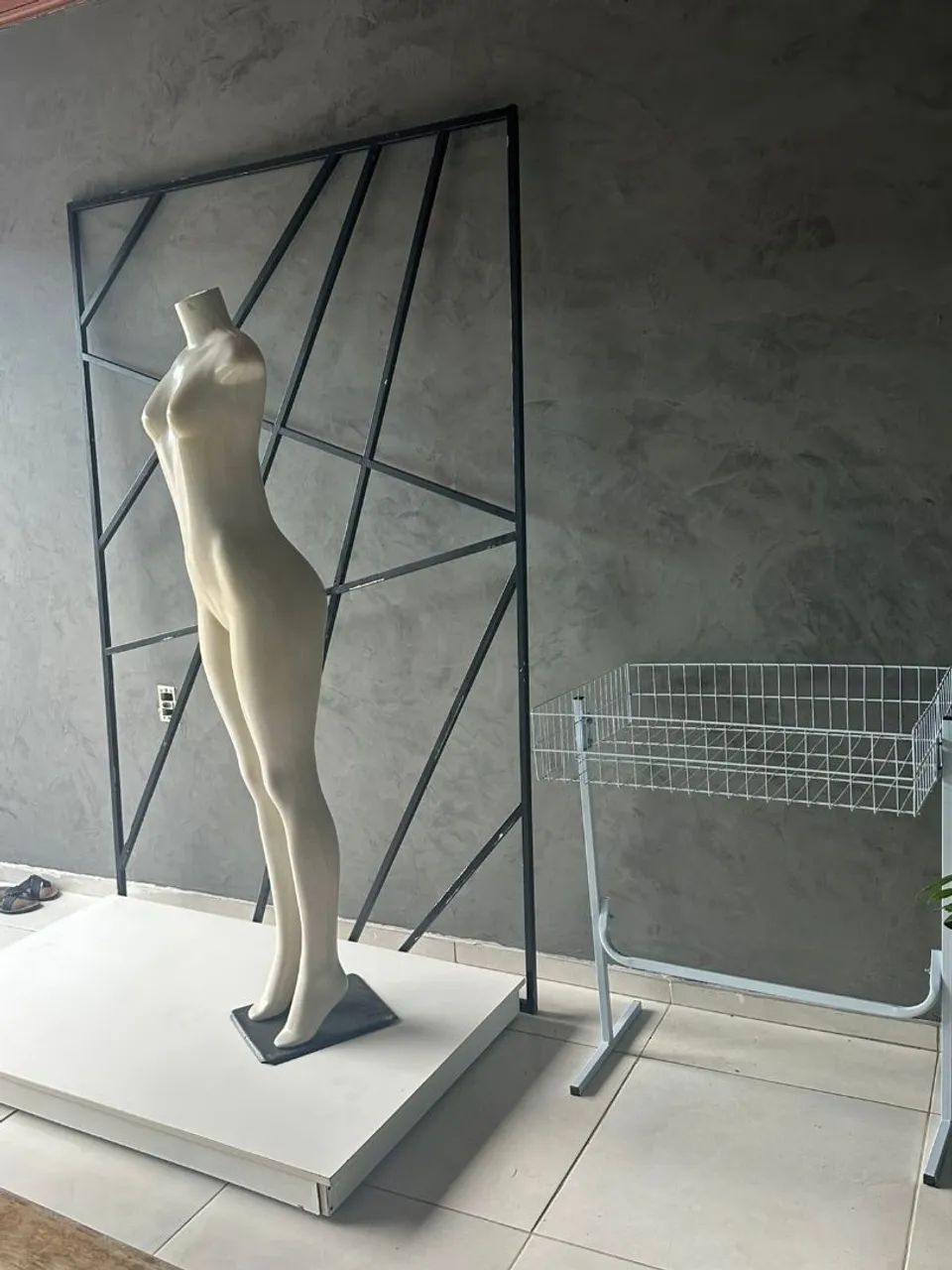 Biombo p/loja  e base maniquim e cesto de roupa. - Foto 2