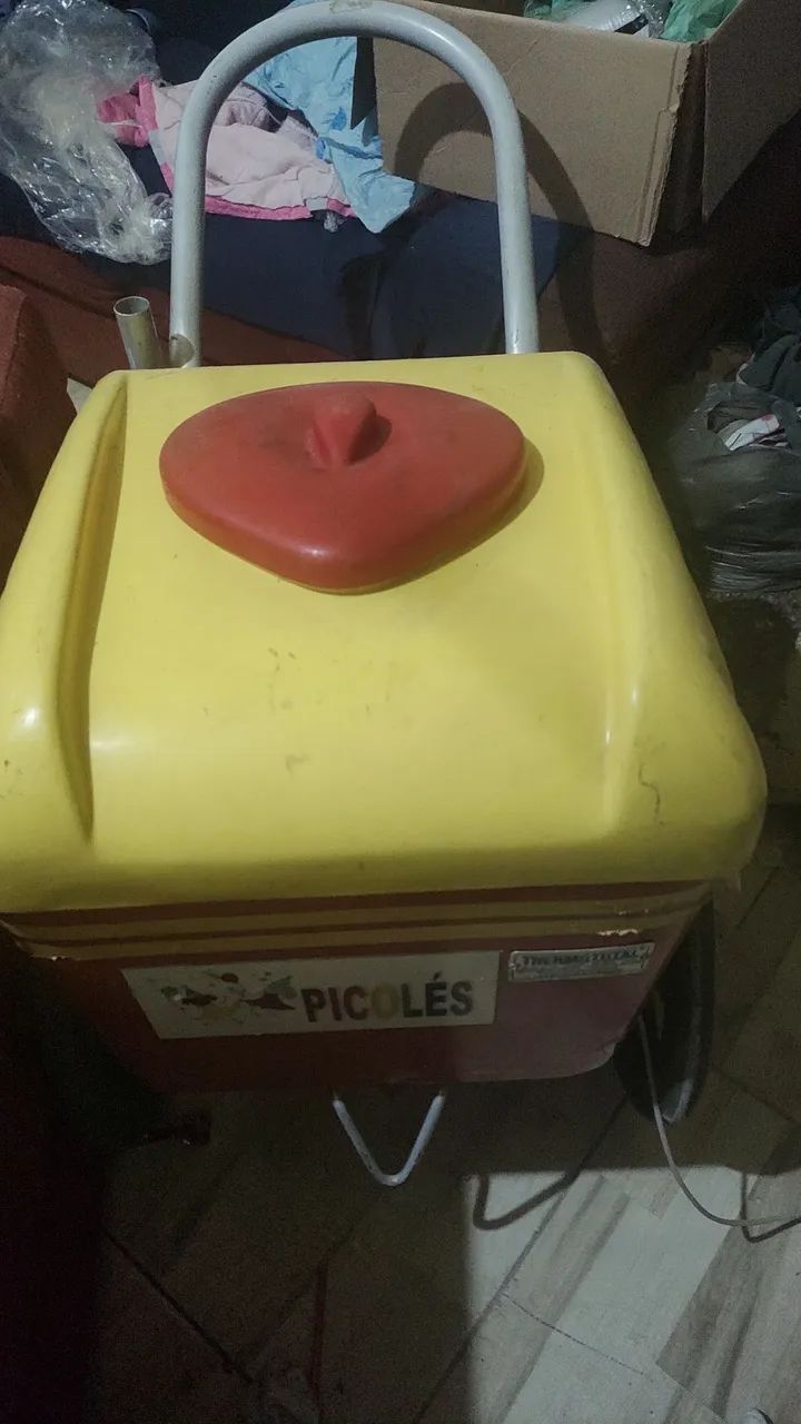 Carrinho de sorvete com as placas 