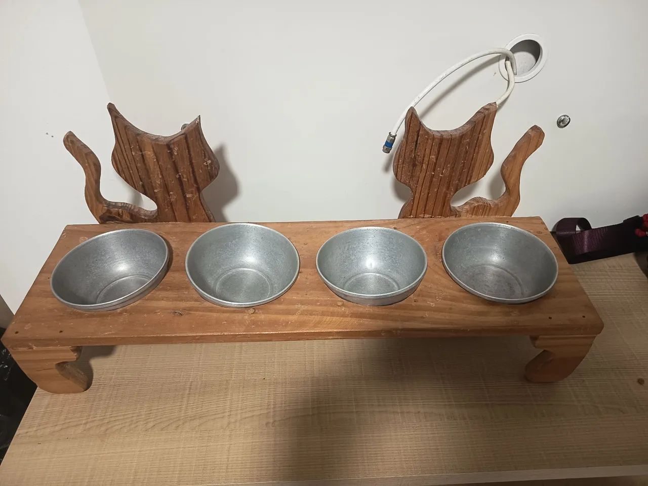 Comedouro/bebedouro elevado em madeira (formato de gato, 4 potes)