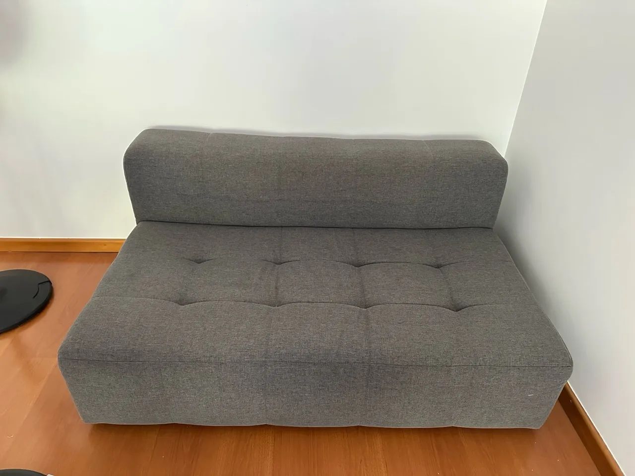 Sofá Tok&Stok 2 Lugares Cinza 1,45m + Almofadas - Foto 4