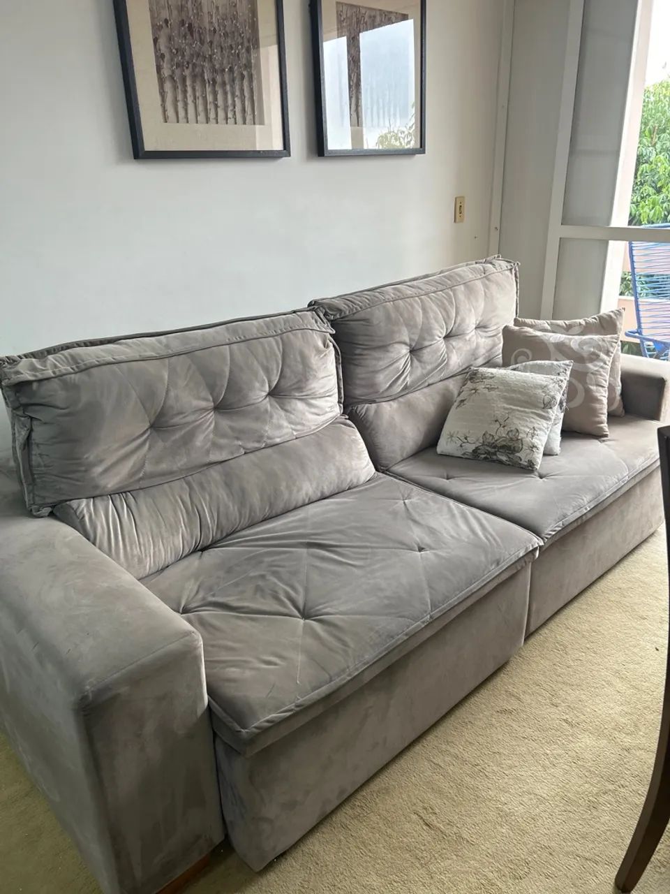 Vendo sofá retrátil na cor cinza, 4 lugares