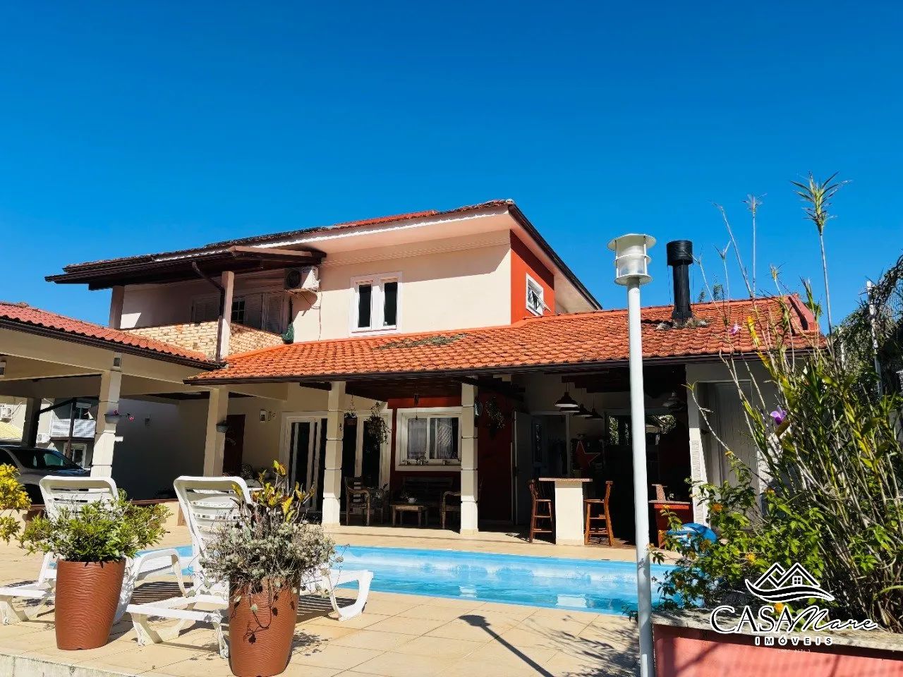 Casa à venda em condomínio no Cacupé