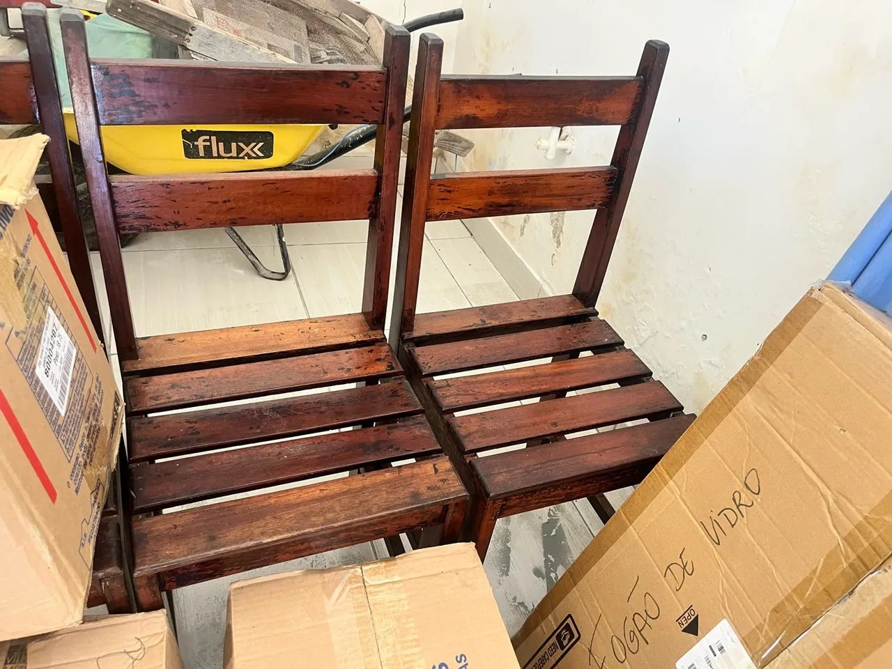 Conjunto com mesa e 4 cadeiras de madeira boa e antiga  - Foto 3