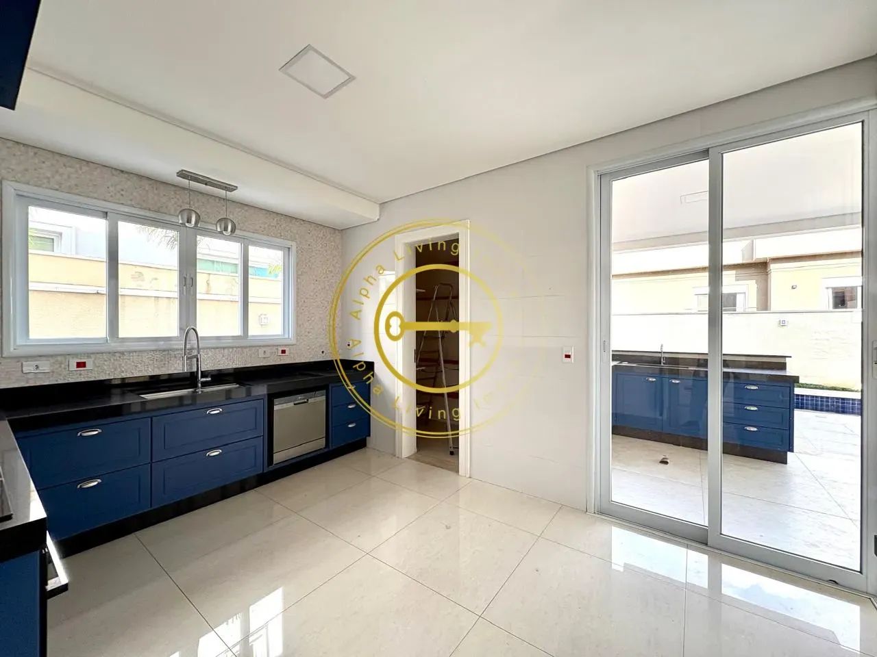 Oportunidade de casa moderna com 4 suites - Foto 2