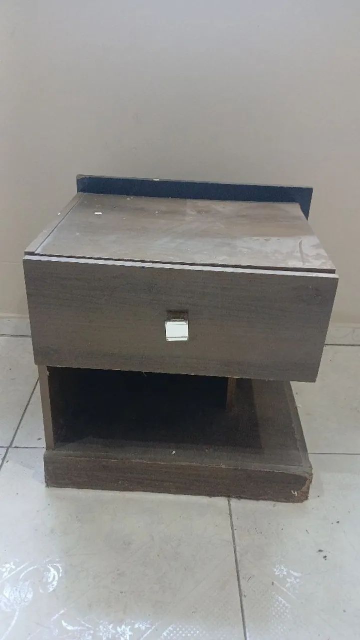 Criado Mudo / mesa de cabeceira de madeira com uma gaveta