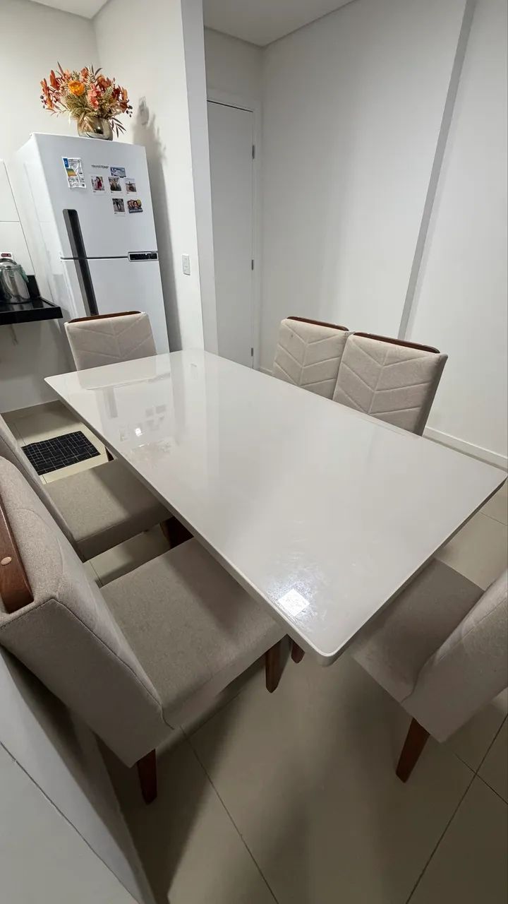 Mesa de jantar e  seis cadeiras