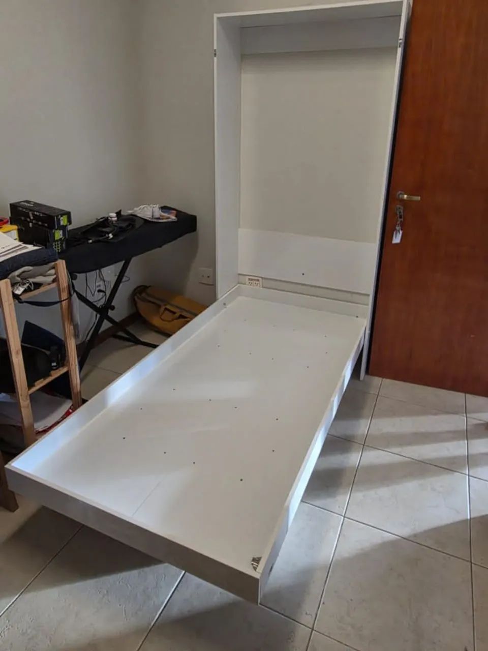 Cama Retrátil de Parede Branca com Nichos e Prateleiras