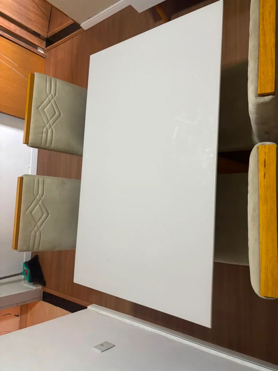MESA DE JANTAR COM 4 CADEIRAS
