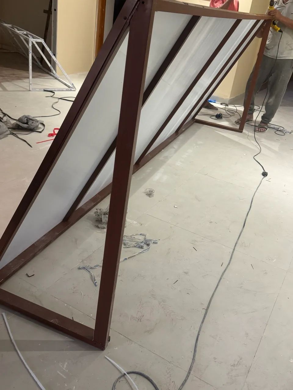 Toldo de alumínio amadeirado e policarbonato 