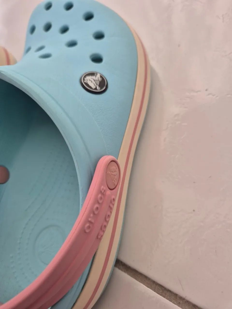 Crocs original J3 - usada porém muito nova - Foto 2