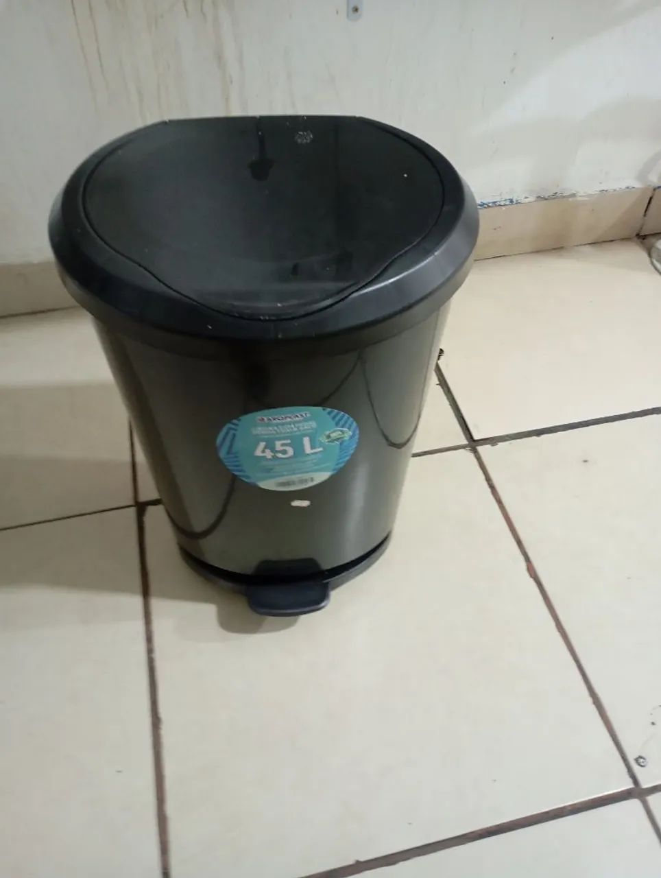 Lixeira seminova e 45 l 2 mês de uso  - Foto 3