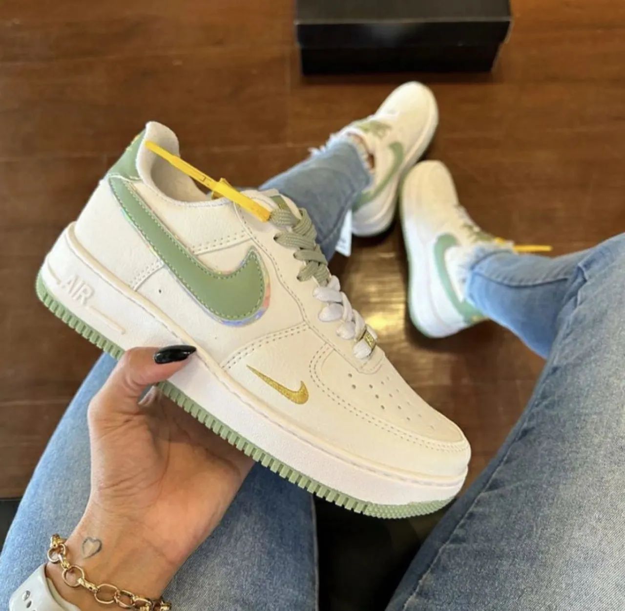 Tênis Nike Airforce branco com detalhes verde 
