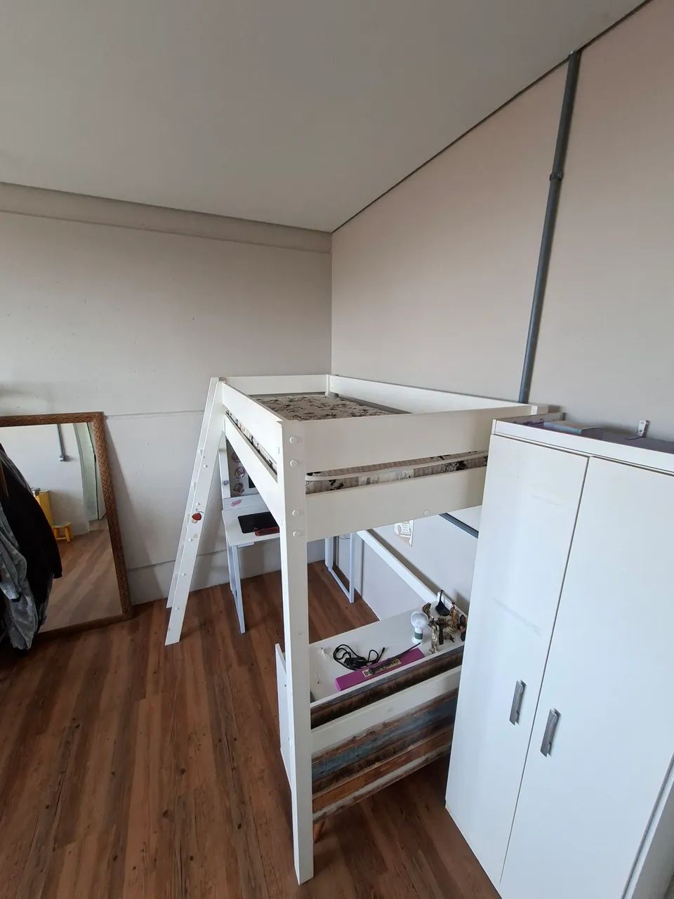 Cama elevada solteiro com escada e mesa de estudos  - Foto 4