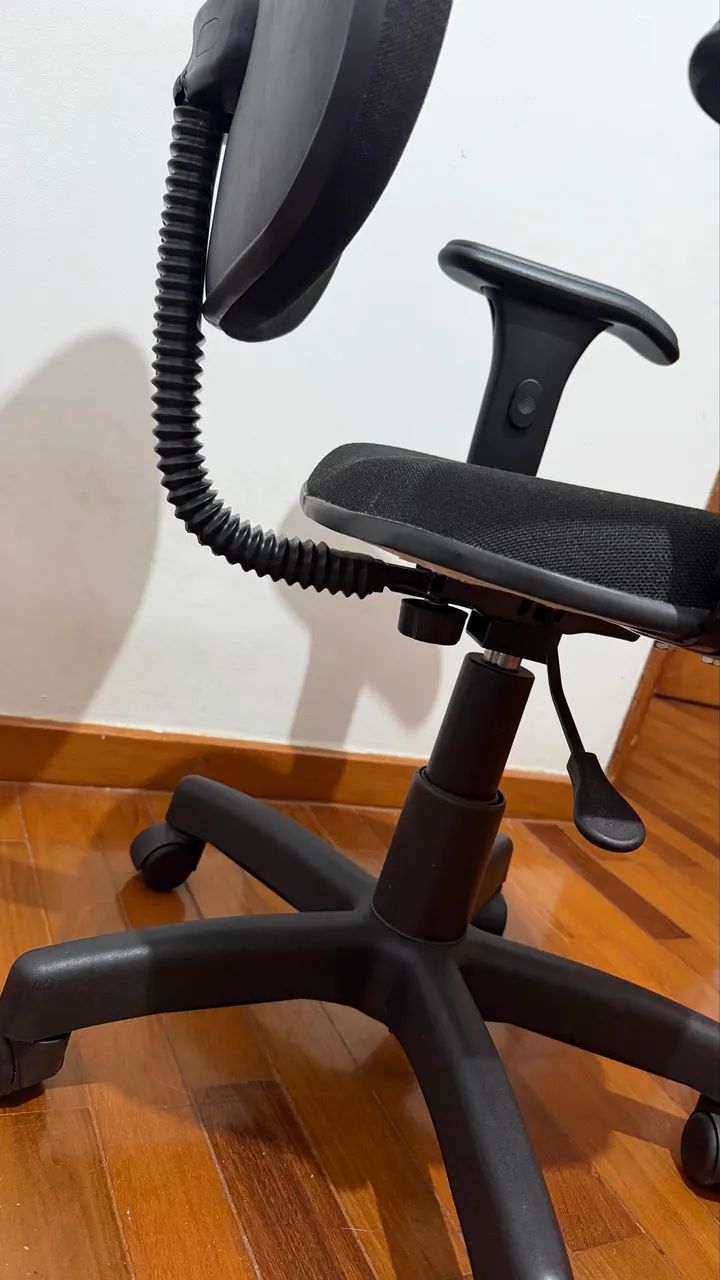 Cadeira de escritório com rodinhas e altura regulável  - Foto 4