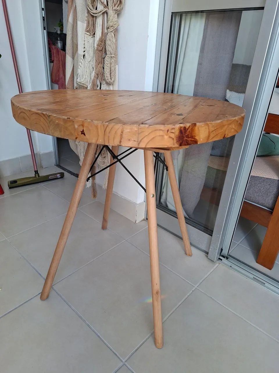 Mesa redonda madeira 74cm diâmetro e 76 de altura 