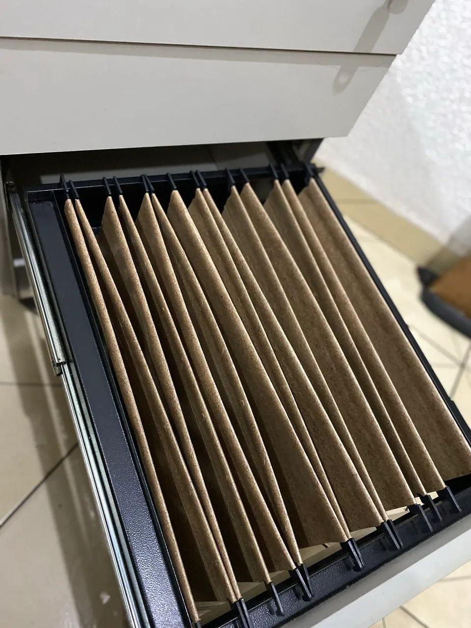 Gaveteiro para escritório com Chave, 3 gavetas e rodinhas - Foto 3