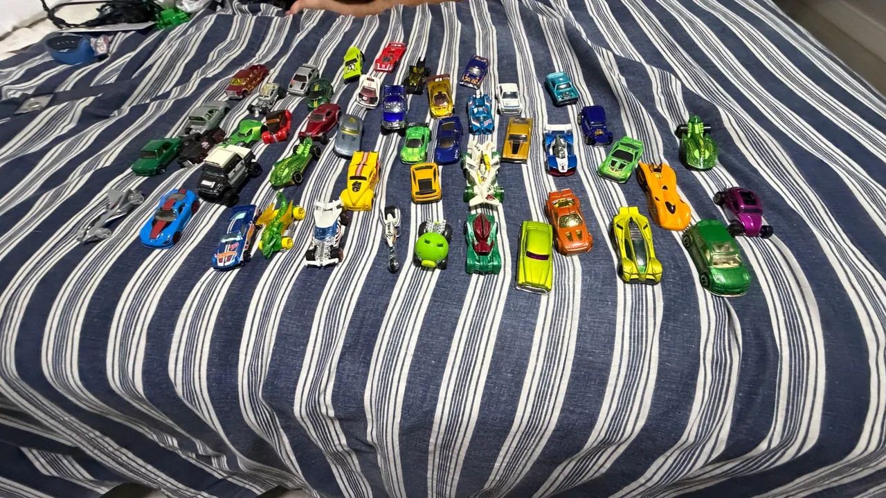 Lote com 50 Carrinhos Hot Wheels  - Coleção Completa