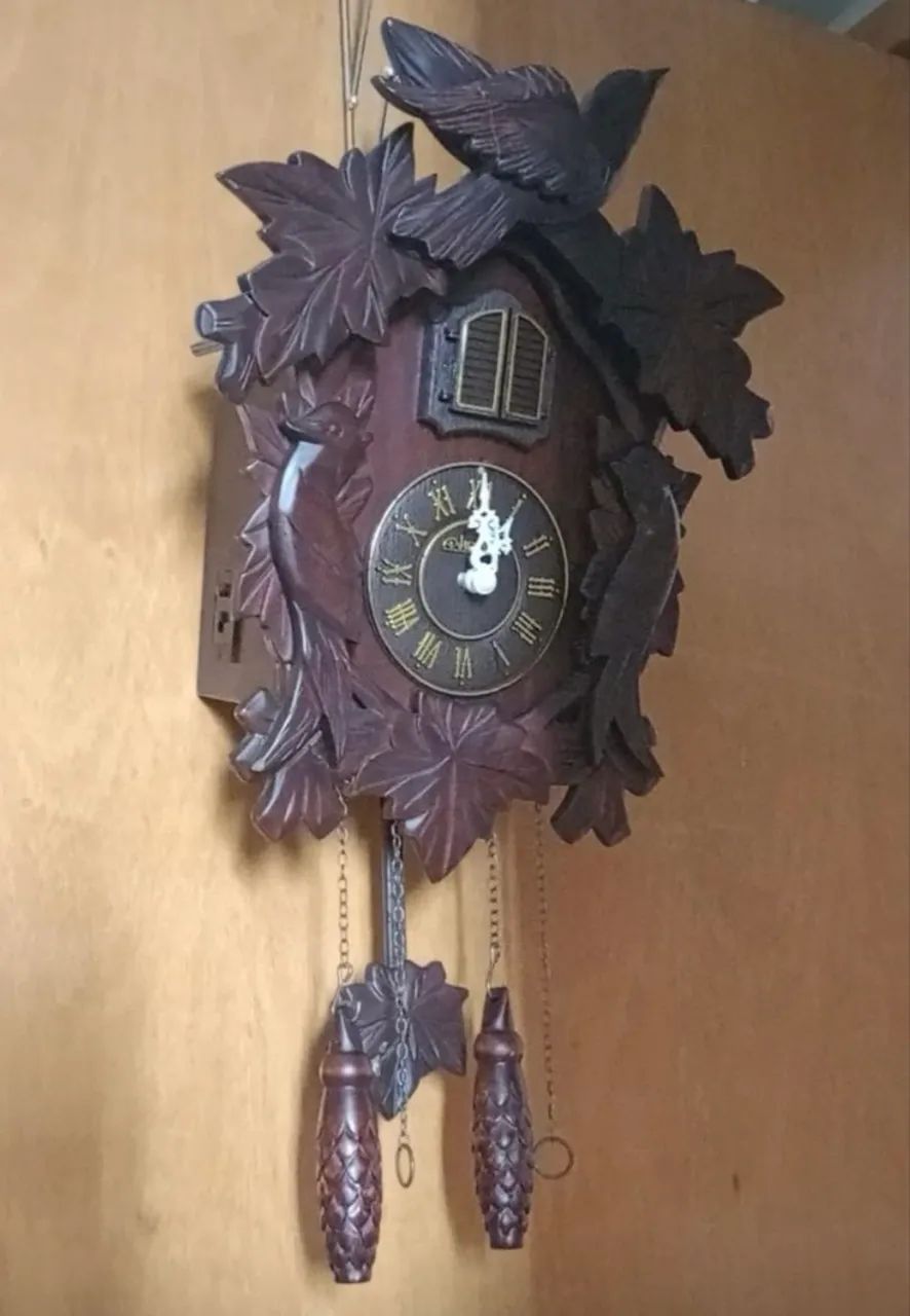 Relógio cuco todo em madeira ano 1982