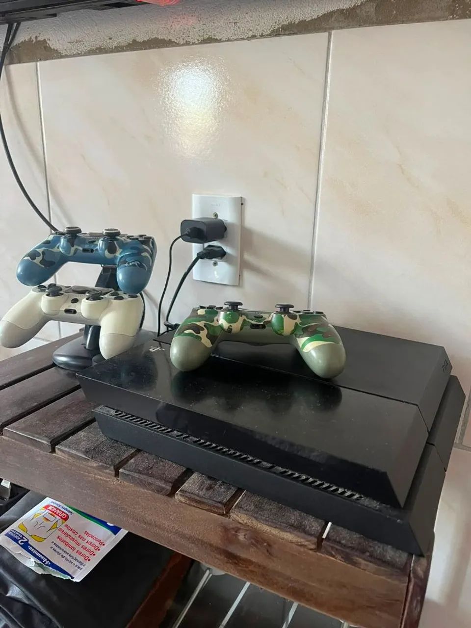 PS4 com 3 controles e suporte  - Foto 2