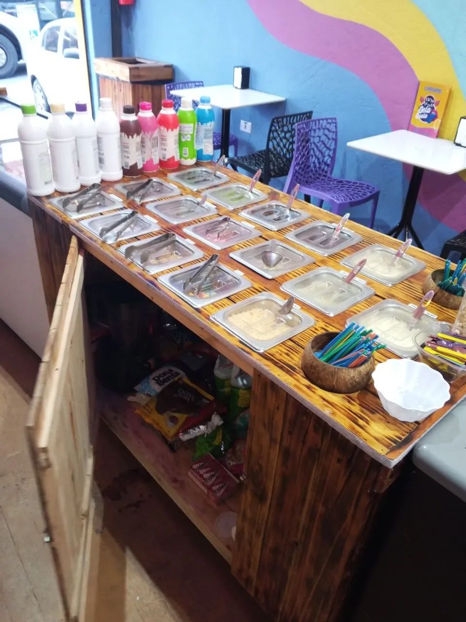 Itens para sorveteria/comércio móveis de madeira, freezer, mesas, cadeiras e outros - Foto 5