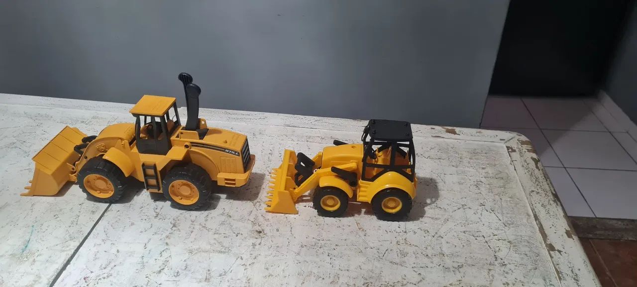 Lote de tratores e caminhão de plástico - Foto 3