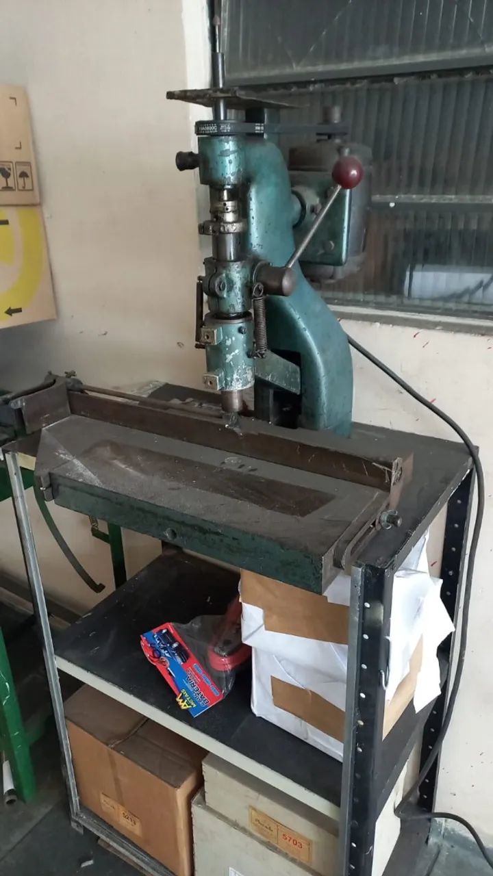 Máquina Furadeira, Mesa Vibradora e Canteadeira