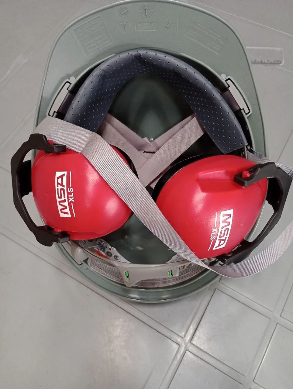 CAPACETE DE SEGURANÇA COM PROTETOR AURICULAR/LUVA DE PROTEÇÃO E ÓCULOS DE SEGURANÇA. - Foto 2
