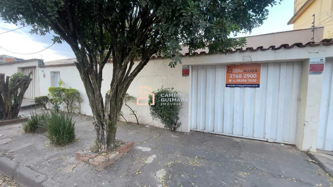 EXCELENTE CASA DE 3 QUARTOS, DE FÁCIL ACESSO AO CENTRO COMERCIAL