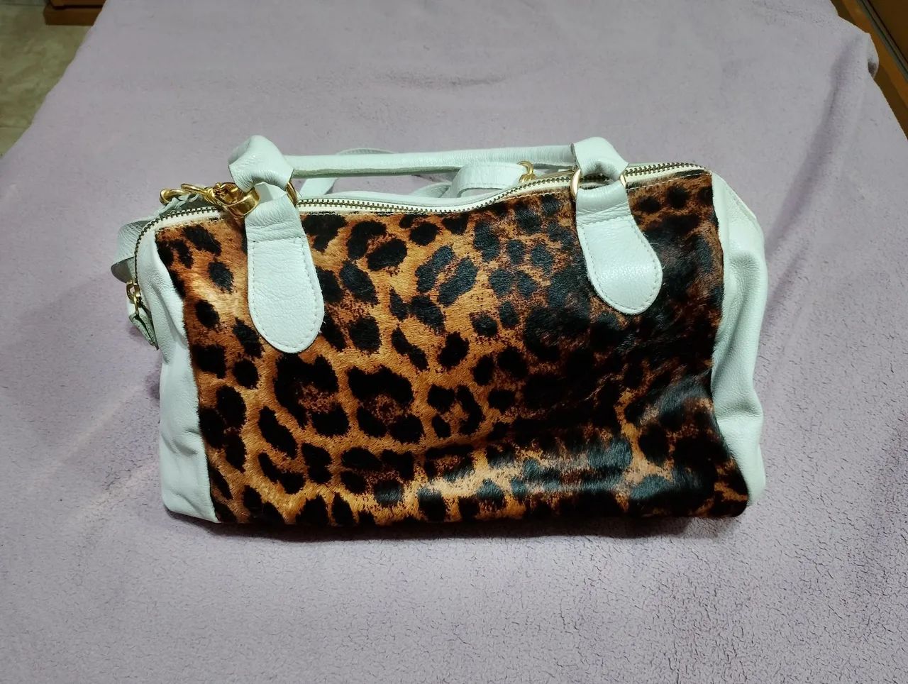 Bolsa off com onça de couro
