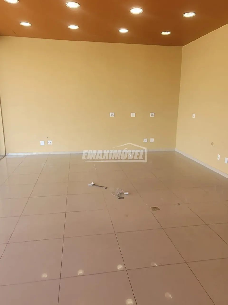 Salão comercial com 88 m² tendo 1 sala com 30 m² na Galeria Siriema