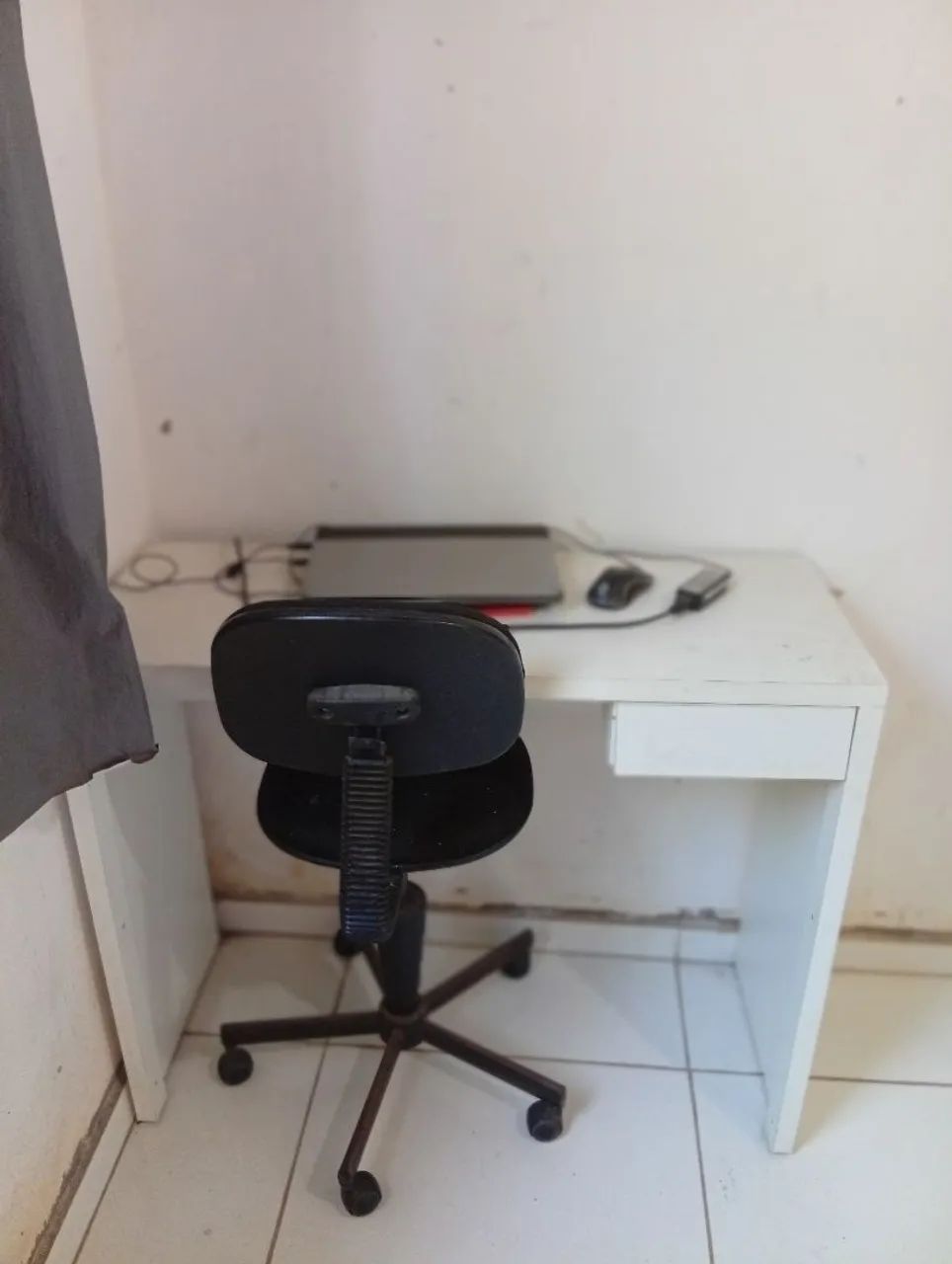 Escrivania  com cadeira giratória 