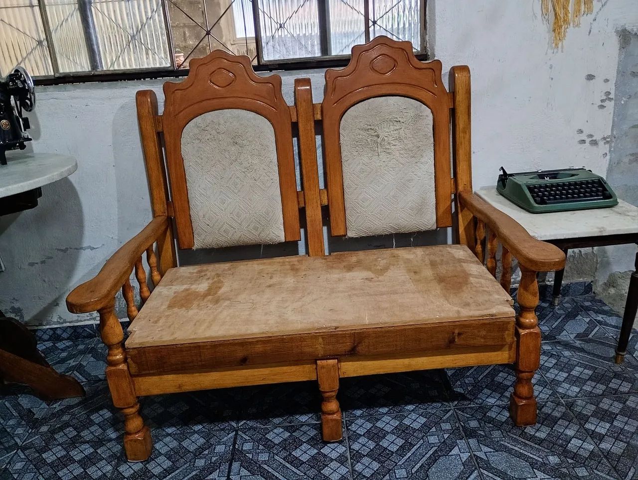 Sofá Vintage de Dois Lugares com Encostos Estofados e Pernas Torneadas - Foto 2