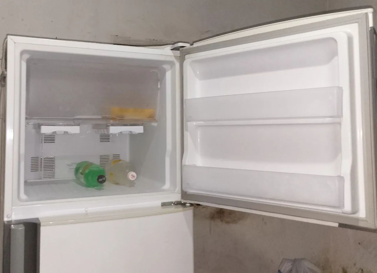 Vendo geladeira Panasonic  - Foto 2