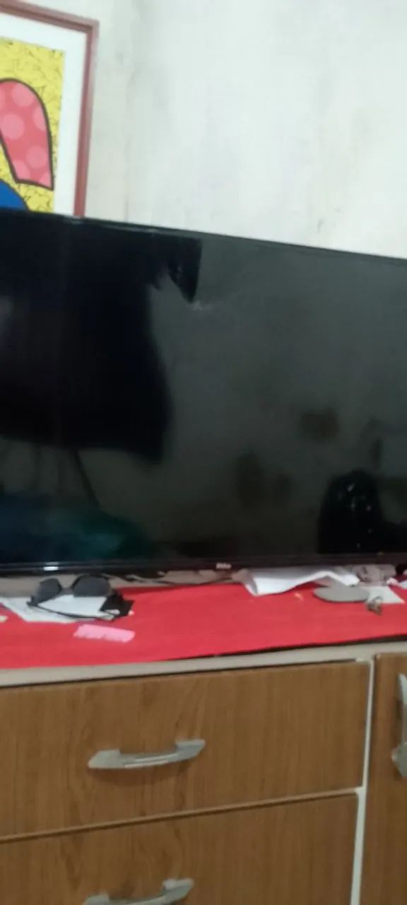 Televisão de 42 polegadas Philco Roku tv está com a tela quebrada mas tá ligando normal